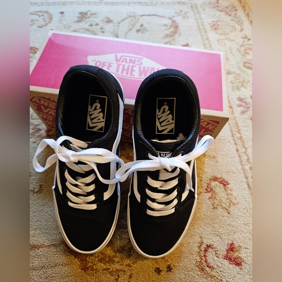 🌸NWOT Vans Ward Women's Shoes. Size: 7.5. Color: Black and White🔥 - Picture 2 of 9